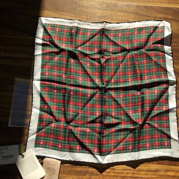 Gucci Check Print Silk Pocket Square in Red and Green NEW With Tags - Picture 4 of 4